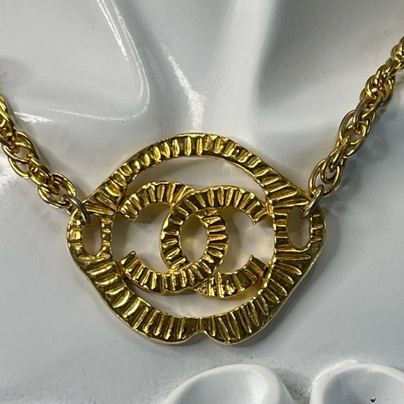 CHANEL Gold Engraved 'CC' Chain Chocker With The Box - Picture 3 of 11